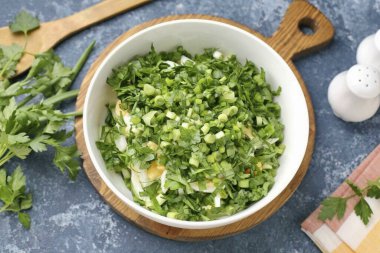 Soğan ve maydanozu bıçakla doğra. Daha yoğun bir tat için, daha fazla taze dereotu ekleyebilirsiniz..