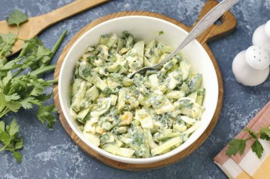 Her şeyi iyice karıştır. Salatalıklı ve yumurtalı bahar salatası hazır. Hemen servis yapın..