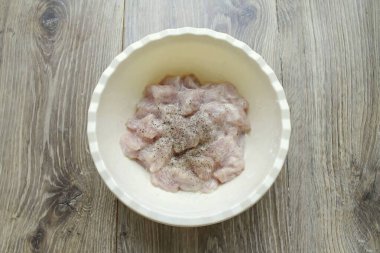 Her şeyi tuzla biberle 20 dakika soğukta bırak..