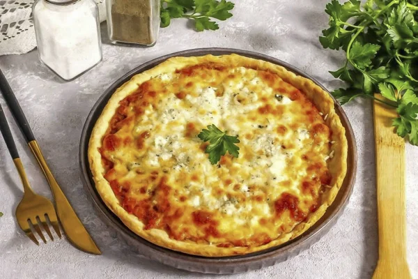 Невероятно Вкусный Сырный Пирог Подается Горячим Разрезанным Куски Пицца Сырная — стоковое фото