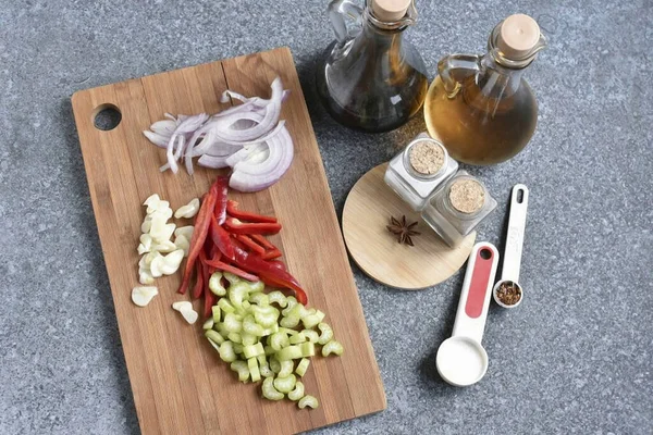 Finamente Cortar Legumes Com Uma Faca — Fotografia de Stock