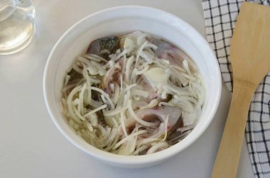 Sazanı sirke ve suyla doldur..