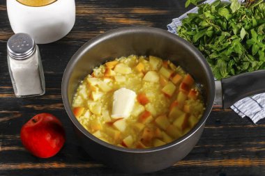 Yulaf lapası neredeyse hazır olduğunda, yüksek kaliteli bir parça tereyağı karıştır ve ısıyı kapat. Yulaf lapasını şişmesi için 2-5 dakika kabın içinde bırak..