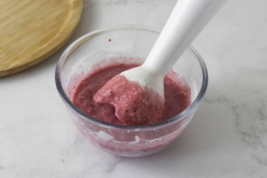 İkinciye kiraz ekle ve blender ile doğra..