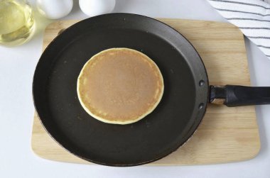 Bir spatulayla dön, diğer tarafta bir dakika kızart..