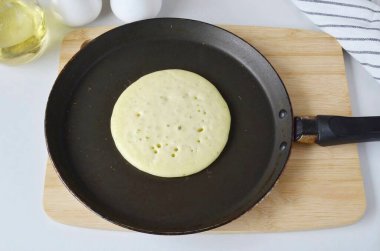 Sıcak tavada krep kızartman lazım. Ortaya küçük bir hamur kepçesi dök, kendi kendine yayılır, kabarcıklar oluşana kadar kızarır..