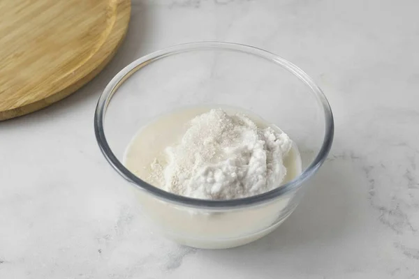 Łączenie Śmietany Kokosowej Mleka Gumy Ksantanowej Cukru Misce Mielenia — Zdjęcie stockowe