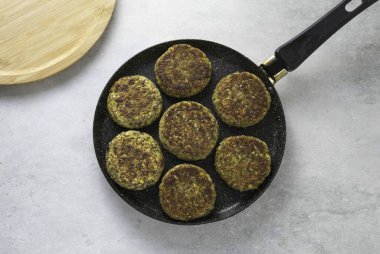 Koyu kahverengiye kadar her tarafı 3-5 dakika yağla kızart. Mercimek ve kabak pirzolası hazır..