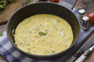 Bugün soğan ve peynirli omlet pişiriyorum. Lezzetli, doyurucu ve besleyici. Eminim bu omleti seveceksin ve kendin ve ailen için pişireceksin. Afiyet olsun.!