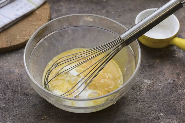 Bir Kasede Yumurta Çırpın Süt Tadı Için Tuz Biber Ekleyin — Stok fotoğraf