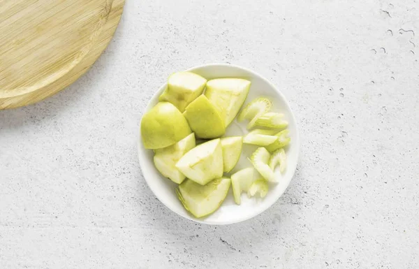 Lave Maçãs Remova Núcleo Corte Cubos Corte Aipo Pedaços Grandes — Fotografia de Stock