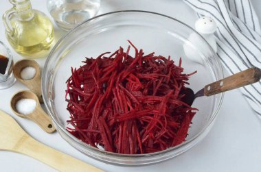 Pancarları soy, büyük kare rende rendele. Büyük bir salata kasesine ya da salatayı marine edeceğiniz bir yere koyun..