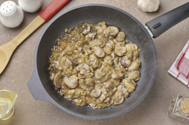 Sıvı buharlaşana kadar karıştırın..