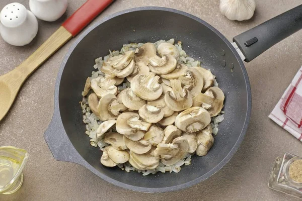 Aggiungere Champignons Tagliati Piatti — Foto Stock