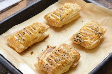 Bitmiş pufları fırından çıkar ve servis yap..