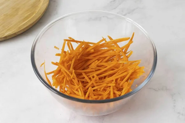 ลอกแครอทและตะแกรง — ภาพถ่ายสต็อก
