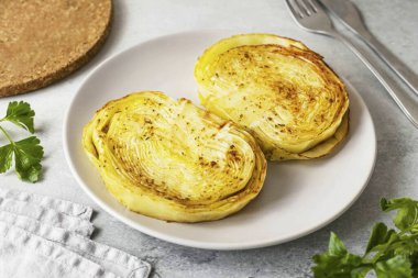 Tavada lahana bifteği hazır. Bu tür bifteklerin tadı dışarıdan biraz çıtır çıtır ama içi yumuşak ve sulu. Afiyet olsun!