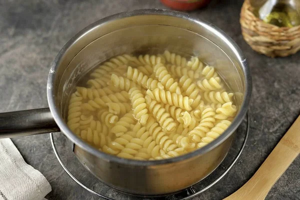 Paralelamente Hervir Pasta Acuerdo Con Las Instrucciones Del Paquete Escurrir —  Fotos de Stock