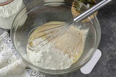 Gerekli olan un miktarını ölçün ve bir tutam tuz ekleyin..