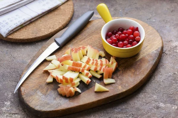 Hámozd Almát Magról Vágd Apró Kockákra Mosott Száraz Áfonya — Stock Fotó