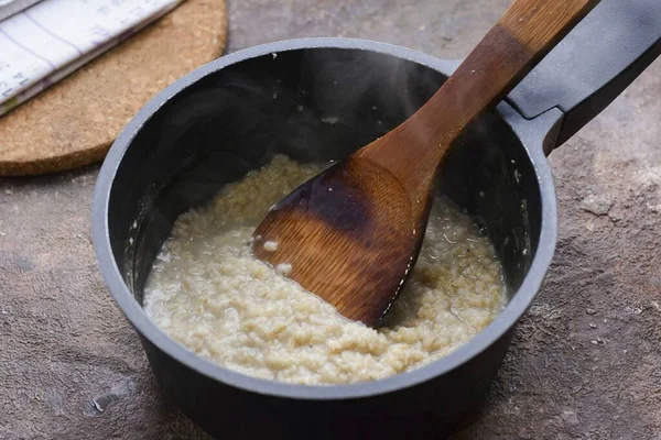 Verter Agua Sartén Llevar Ebullición Añadir Cereal Cocinar Durante Minutos —  Fotos de Stock