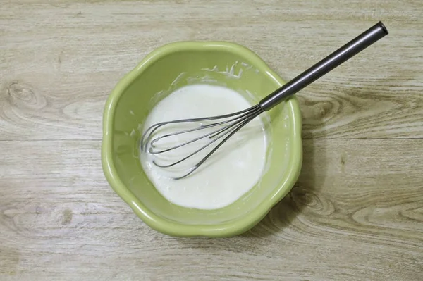 Combine the curd and gelatin mass, beat into a fluffy mass.