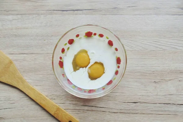 Separadamente Quebrar Ovos Uma Tigela Adicionar Leite — Fotografia de Stock