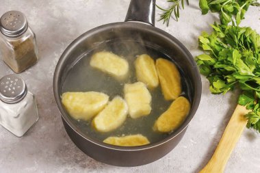 Suyu kaynat ve kurusıkı kurusıkı doldur. Boyutları büyüyene kadar 5-7 dakika kaynar..