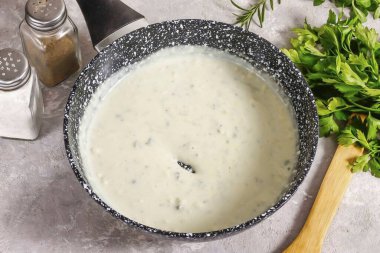 Sosu biraz kalınlaştırmak için. İsteğe bağlı olarak, biraz tereyağı ve kekik ekleyebilirsin..