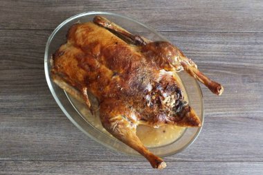 Ördeği masaya servis edeceğiniz tabağa aktarın, pişirme sırasında salınan suyu ve yağı muhafaza edin. Servis sırasında dolgunun üzerine dök..