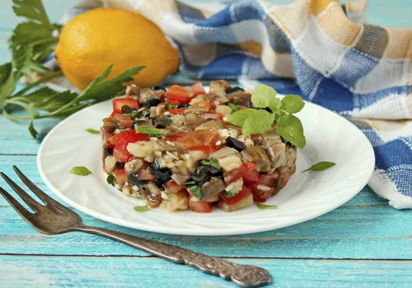 Görünüşte basit, küçük bir ürün setiyle, bir yemek tüm tatlara sahip olabilir. Patlıcandan yapılan tartar da aynen böyle olacak. Silahlanın! Afiyet olsun!