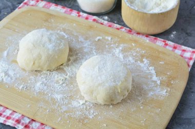 Çörekleri dolgu ile çimdikleyin ve ürünlere yuvarlak bir şekil verin. Böylece bütün çörekler kör olur..
