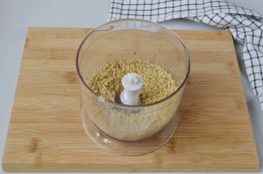 Soyulmuş cevizleri mümkün olduğunca doğra ki kırıntılar küçük-küçük olsun..