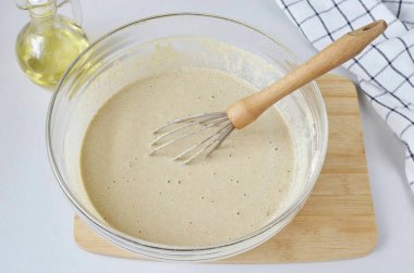 Hamuru çırpıcıyla iyice karıştır, 5 dakika ayakta duralım..