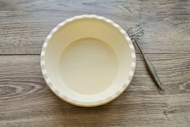 Yumurta, tuz ve şekeri karıştır. Sütün yarısını dök ve karıştır, unu eleme ve homojen hamura kadar karıştır. Sonra sütün geri kalanını yavaşça dökün ve pürüzsüz olana kadar karıştırın. Sebze yağı ekle, karıştır ve 20 dakikalığına git..