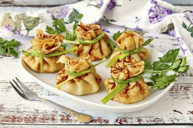 İnce, narin, somon, peynir ve otlarla dolu krep torbaları her masaya bayram getirebilir. Silahlanın! Afiyet olsun!