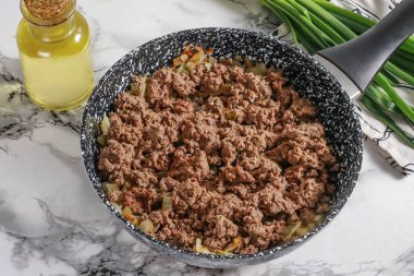 Kalpten hazırlanmış kıyma, tuz ve biber ekleyin. 1-2 dakika daha kızart ve ısıyı kapat..