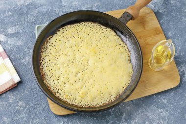 İyi ısıtılmış tavada krep kızart, her seferinde tavayı yağla..