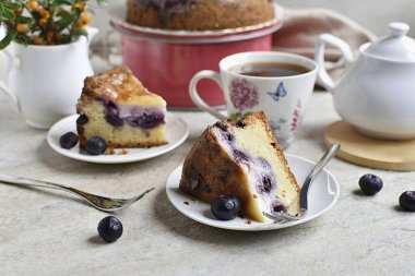 Çay için ekşi kremalı basit ve lezzetli bir yaban mersinli turta pişirelim. Aile çay partisi ya da şenlik masası için harika bir lezzet olacak. Tarifi paylaşıyoruz! Afiyet olsun.!