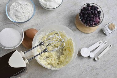 Yumuşak tereyağını 4 çorba kaşığı şekerle yumuşayana kadar çırp..