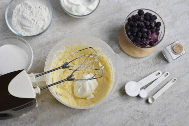 100 ml ekle. Ekşi krema ve karıştırma.