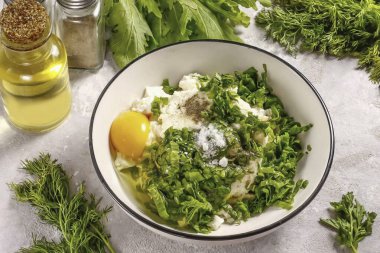 Tavuk yumurtasını çırp ve tuz ekle. Her şeyi çatalla iyice karıştır, hafifçe ez..