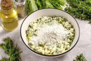 2-3 tbsp doldur. Buğday unu, kaymak hamurunu yoğurmak. Çok kalın olmamalı, ama cıvık da olmamalı. Önemli olan, hamurun bu kısmının şeklini koruması ve mükemmel bir şekilde biçimlendirilmesi..