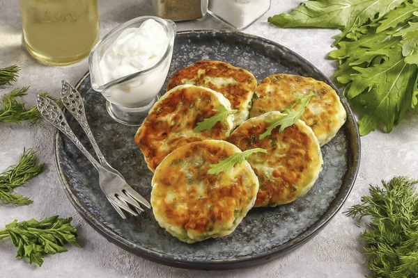 Peynirli kekleri roka ile servis et ve ekşi krema ya da diğer sosları unutma. Afiyet olsun.!