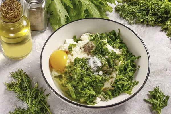 Tavuk yumurtasını çırp ve tuz ekle. Her şeyi çatalla iyice karıştır, hafifçe ez..