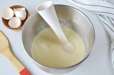 Daldırma karıştırıcısı ya da karıştırıcı ile bileşenleri birleştirirseniz kütle havadar, homojen ve topaksız olur..