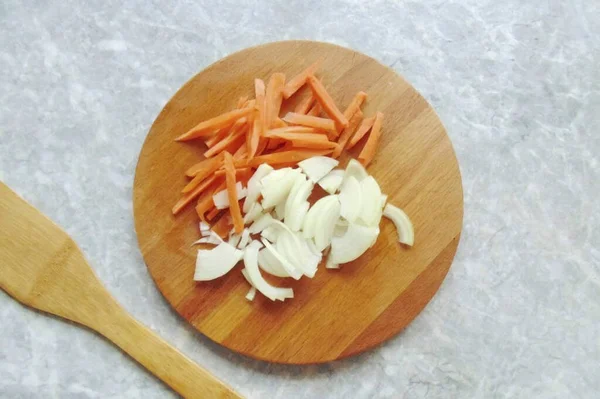 ปอกเปล อกและล างแครอทและห วหอม วหอมห นเป นคร งวงแหวน แครอทเป นแถบ — ภาพถ่ายสต็อก