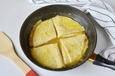 Dört kez krep katla, içine şurup koy ve her iki tarafını da ısıt. Kızartma tavama sığacak kadar 4 tane yaptım..