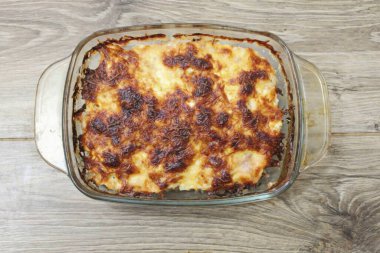 Küfü sıcak bir fırına koy ve güveci 180 derecede bir saat pişir. Hazır güveç tabağını kaldırın ve 10 dakika ayakta durun ki meyve suyu tekrar emilir..