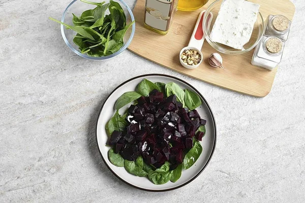 Divide the washed and well-dried spinach into two portioned plates.